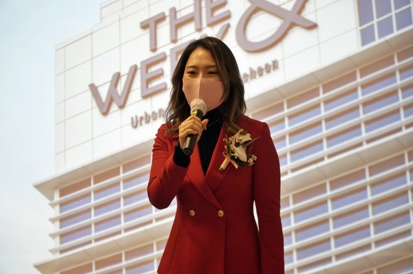 지난 26일 더위크앤리조트가 공식 오픈했다. 이현지 대표가 이날 열린 기자 간담회에서 리조트에 관해 설명하고 있다.