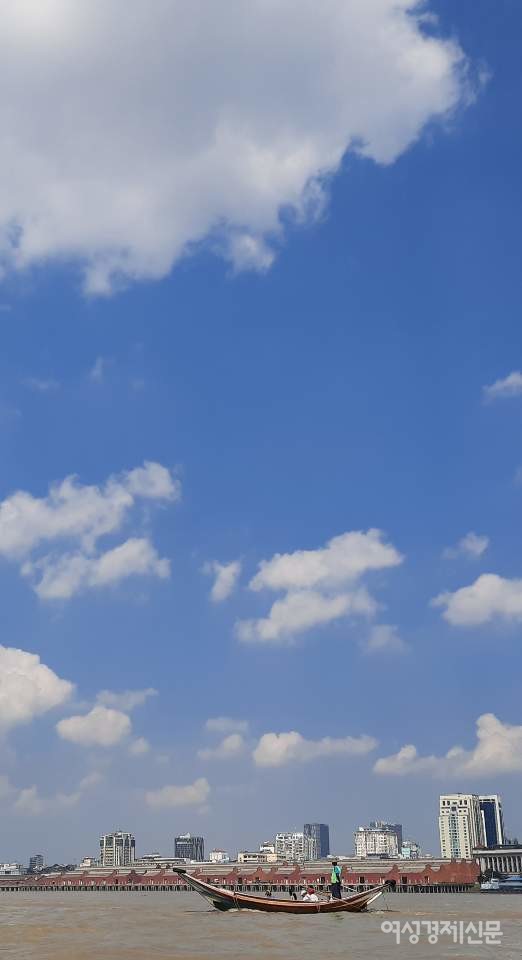 달라에서 바라본 양곤 항구. 페리가 오가는 곳이다. 양곤항은 양곤강에 위치해 바다까지는 멀리 나가야 한다. 수심이 15미터 전후여서 큰 배가 들어오질 못한다./사진=정선교