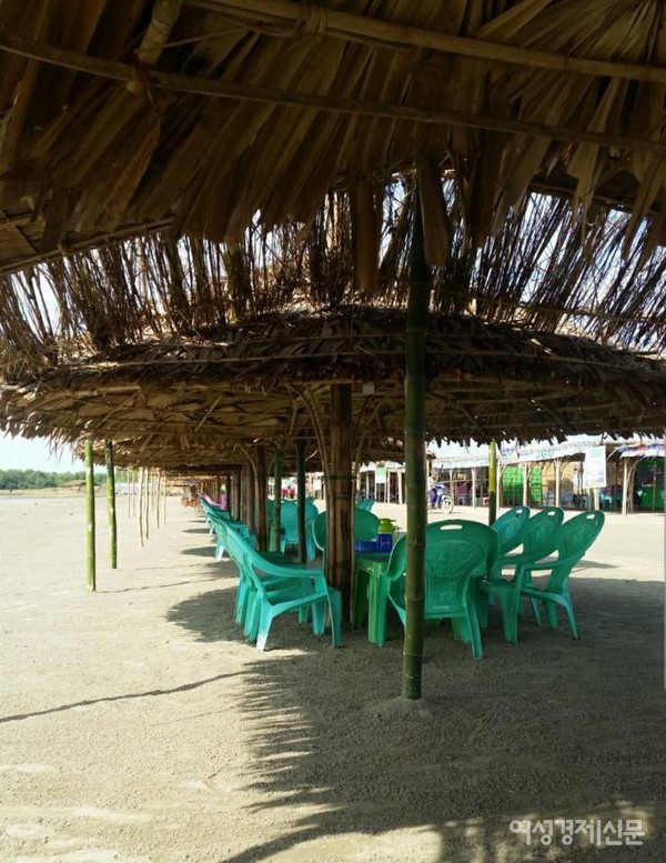 양곤서 가장 가까운 해변 레코콘 마을. 50여 가구가 식당 등을 운영하며 해산물과 열대과일을 판다. 주말엔 1천여 명이 당일치기로 찾는 곳이다. 대나무 방갈로에서 일광욕을 즐긴다.