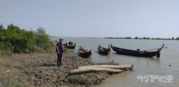 정부가 운영하는 리조트 앞 섬의 해변. 보트로 건너간다. 그간 개발 프로젝트로 애를 썼지만 중단된 상태다. 풍광은 좋지만 물빛이 흐린 것이 단점이다.