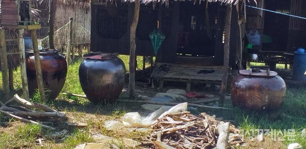 레코콘 마을의 사람들. 요즘 통행제재조치로 한가해 모여서 닭싸움을 구경하고 있다. 섬에는 맹글로브 숲이 우거져 있고 주민들은 게를 잡는다. 집집마다 큰 장독에 깨끗한 물을 저장한다.