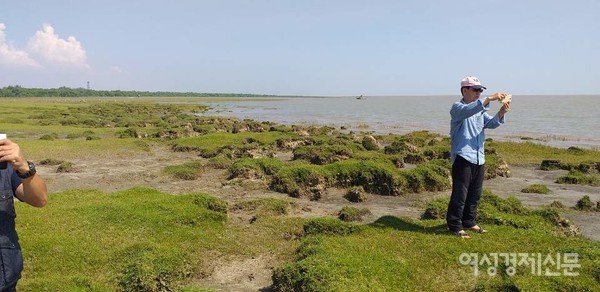 정부가 넓은 부지에 조성한 레코콘 리조트. 방갈로 풍으로 영업을 중지하고 새로운 투자자를 기다린다. 우정의 다리가 완공되면 자동차로 한 시간이면 오게 된다. 멀리 바다로 흘러들어오는 양곤강이 보인다.