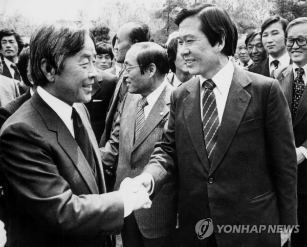 1980년 5월 해공 신익희선생 24주기 추도식에 참석한 당시 김영삼 신민당 총재(왼쪽)와 김대중 씨 /연합뉴스