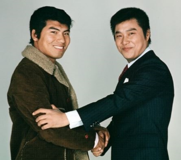 서로 악수하는 전성기 시절의 가수 나훈아(왼쪽)와 남진