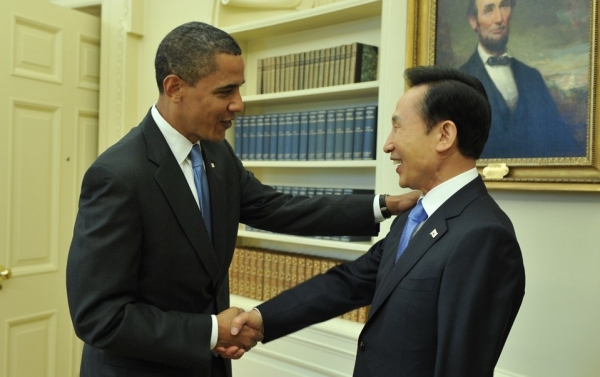 악수를 나누면 환담하는 이명박 전 대통령과 오바마 전 대통령 /연합뉴스