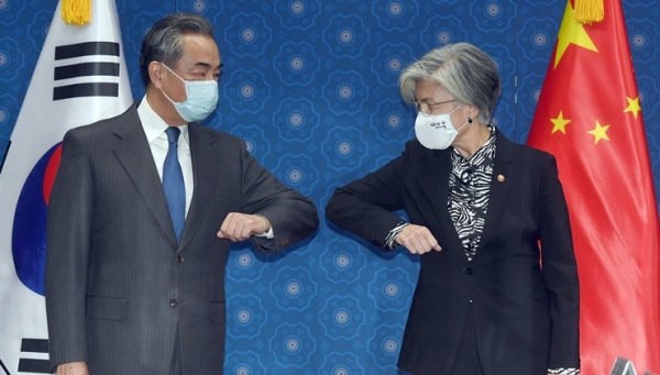 세종로 정부청사에서 왕이 중국 외교부장과 팔꿈치 터치로 인사하는 강경화 외교장관 /출처=공동취재단