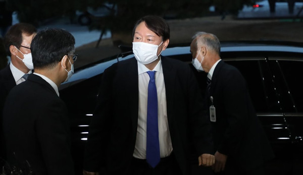 추미애 법무부 장관의 직무 배제 결정으로 출근하지 못했던 윤석열 검찰총장이 1일 오후 법원에서 집행정지 신청이 일부 인용되자 대검찰청으로 출근하고 있다. 마중 나온 관계자들과 인사하고 있는 윤 총장./연합뉴스