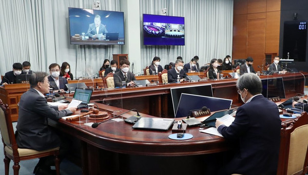 윤석열 검찰총장의 직무 복귀로 청와대는 문 대통령이 직접 나서서 검찰개혁을 챙겨야 하는 상황을 우려하는 분위기다. 문재인 대통령이 1일 오전 청와대에서 영상 국무회의를 주재하고 있다. /연합뉴스