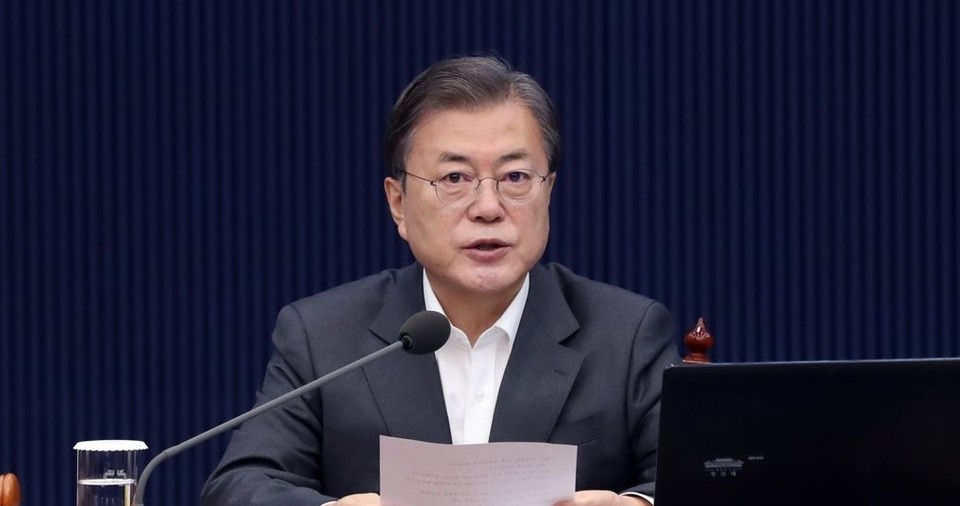 문재인 대통령이 12월 3일 참모들과 오찬 간담회에서 “윤 총장에 대한 법무부 징계위원회 운영과 관련해 절차적 정당성과 공정성이 매우 중요하다”며 “사안의 중대성에 비춰 징계위원회는 더더욱 절차적 정당성과 공정성을 담보해야 한다”고 지시했다. 사진은 지난 1일 청와대에서 영상 국무회의를 주재하고 있는 문 대통령의 모습. /연합뉴스