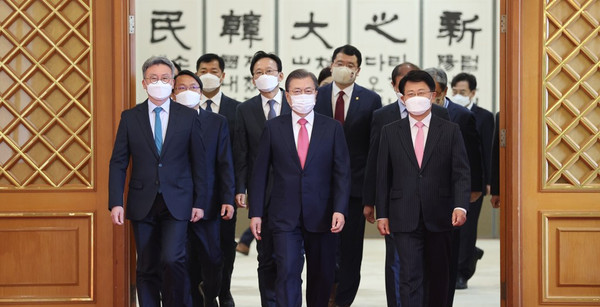 문 대통령은 개혁의 대상이자 ‘기득권’인 검찰이 스스로 개혁의 주체가 될 수 없다고 봤다. 그 결과 문 대통령이 구상한 검찰 개혁의 요체가 바로 검경수사권 조정과 공수처 설치였다. 문 대통령이 2일 오전 청와대에서 스페인, 헝가리 등 6개국 신임 대사들에게 신임장을 수여한 뒤 환담장으로 이동하고 있다. /연합뉴스