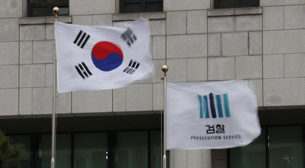이번 추미애 사태의 본질은 정치권력이 검찰권력을 힘으로만 찍어 누르려고 한 데서 온 검찰의 집단 저항 결과물이었다는 평가다. 서울 서초구 대검찰청에서 태극기와 검찰 깃발이 바람에 펄럭이고 있다. /연합뉴스