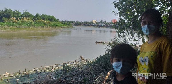 메라무 사원 뒤에는 악어이름을 딴 나모이예 강이 흐른다. 양곤강의 지류이다. 옛날에는 악어들이 많이 살았다고 한다.