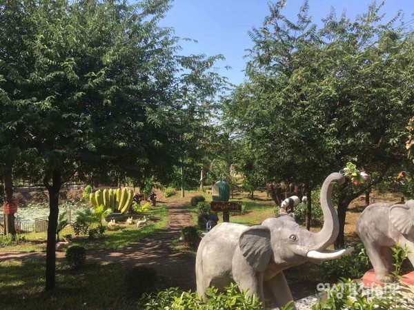 양곤 외곽도시 딴린 마을에 있는 신메이눈 기념공원. 이 스토리는 역사적으로 765년에서 810년 사이에 있었다고 추정한다. 비극적인 사랑을 위로하기 위해 민난다 연못을 만들어주었다. 왕자와 공주는 왕의 반대에도 불구하고 아름다운 사랑 끝에 시험에 들어 비극적인 결말을 맞이한다. 