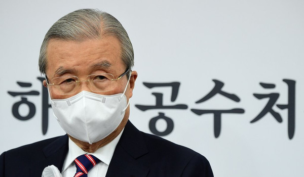 국민의힘 김종인 비상대책위원장이 이명박 박근혜 전 대통령의 적폐 유산에 대해 대국민 사과를 주장하면서 당내에 때아닌 논란이 일고 있다. 사진은 김 위원장이 8일 국회에서 더불어민주당의 공수처법 개정안 강행처리에 대해 비난하고 있는 모습. /연합뉴스