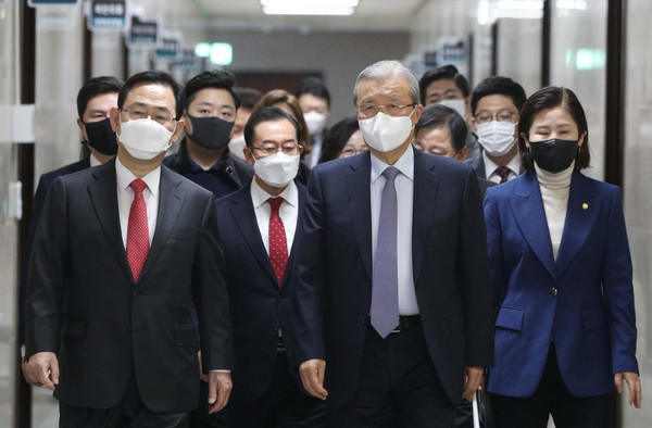 김 위원장이 '반드시' 해야만 하는 것도 아닌 사과 문제를 꺼낸 것은 그의 마지막 승부수라는 지적이 제기되고 있다. 유승민 전 의원의 '2기 비대위' 발언에 대한 김 위원장의 응전이라는 것이다. 김종인 위원장과 주호영 원내대표가 7일 서울 여의도 국회에서 열린 국민의힘 비상대책위원회의에 참석하고 있다. /연합뉴스