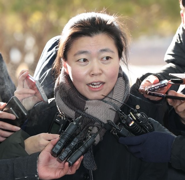 임은정 대검찰청 감찰정책연구관이 10일 자신의 페이스북을 통해 국회 본회의에서 고위공직자범죄수사처(공수처)법 개정안이 통과된 사실을 기뻐하며 “공수처가 도입되는 대로 협업해 검찰을 바로 세워보겠다”고 밝혔다. 사진은 지난 2018년 2월 6일 오전 서울 송파구 동부지검에 참고인 진술을 위해 출석, 취재진의 질문에 답변하고 있는 임 검사의 모습. /연합뉴스