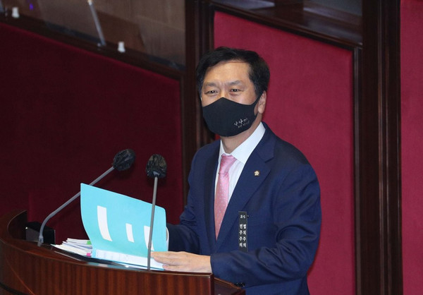 국민의힘 김기현 의원이 9일 오후 국회 본회의에서 고위공직자범죄수사처 설치 및 운영에 관한 법률 일부개정법률안(대안)에 대해 무제한 토론(필리버스터)을 하고 있다. 이날 필리버스터는 10일 0시 정기국회가 끝남과 동시에 종결돼 실효성이 없는 대응이었다는 비판을 들었다. /연합뉴스