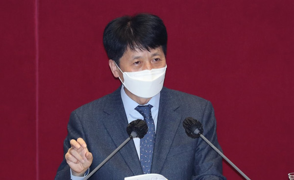 더불어민주당 오기형 의원이 11일 오후 국회 본회의에서 국가정보원법 전부개정법률안에 대한 무제한 토론(필리버스터)을 하고 있다. 이날 여당의 필리버스터 참여는 국민의힘 초선의원 전원이 필리버스터 투쟁을 이어가기로 한 데 대한 대응 차원이었다. /연합뉴스