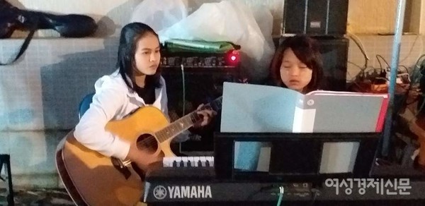 우리 마을 빈민공동체 'Mercy Children House'의 7인조 밴드 모습들. 어려움 속에서도 음악으로 희망을 만들어간다. 밴드 이름은 'Marvellous'이다. 기타, 드럼, 키보드, 싱어로 구성되어 있다. 오지의 가난한 소년소녀들이 교육을 위해 이곳으로 온다. 주로 카친 주와 샨 주에서 왔다. 이곳에서 먹고자며 인근 초중고에 다닌다. /사진=정선교