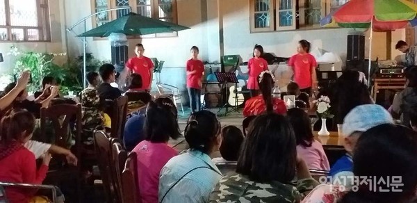 보컬밴드의 정기공연 모습. 한 달에 한 번 삔우린 쉐에인난 호텔 안마당에서 열린다. 마을 청소년을 위한 작은 음악회다. 전문적으로 지도할 선생님이 없어 각자 스스로 연습하며 하모니를 만들어가야 한다. 코로나 이전의 사진이다. 