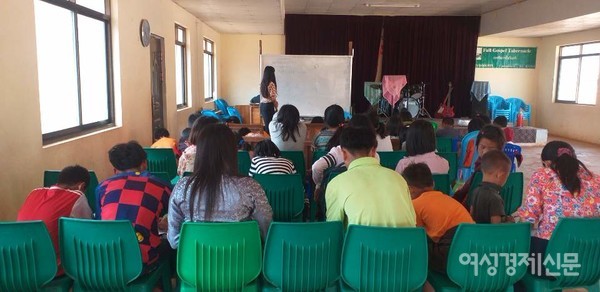 주말에는 한국어 선생님에게 한글을 열심히 배운다. 가끔 한국노래도 배운다. 