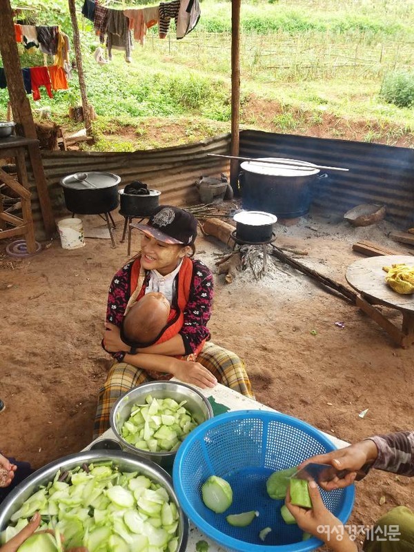 고향의 부모들이 가난하기에 먹을 쌀이 떨어질 때가 많다. 엄마만 두거나 고아도 있다. 오랫만에 쌀과 선물이 한국으로부터 왔다. 여기선 쌀이 중요하다. 반찬은 남학생들이 인근 밭을 일구어 해결한다. 여학생들이 나무로 불을 지펴 저녁을 준비하고 있다. 