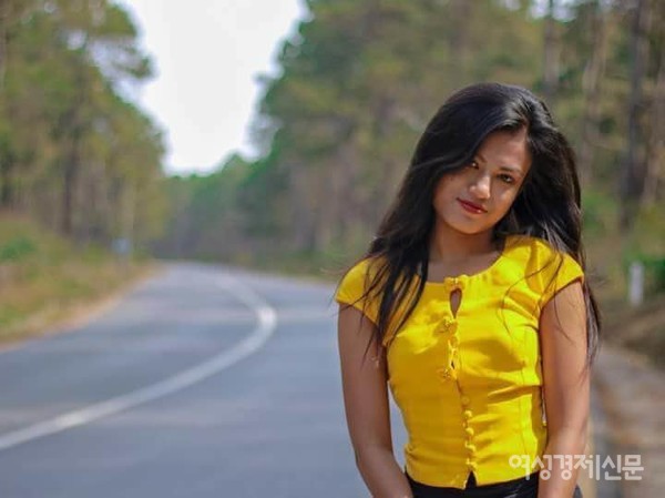 수빈 선생님의 모습들. 공동체 어린이들에게 한국어를 가르치는 봉사를 하고 있다. 한국어과를 졸업하고 공연하던 호텔에 취업했다. 대학시절 5인조 밴드에 싱어로 활동했다. 