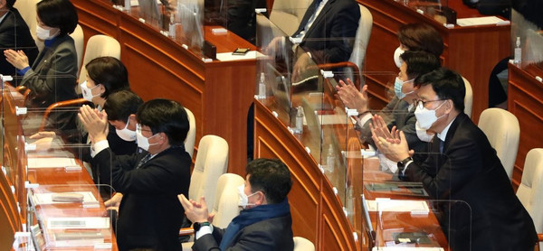 야당의 거부권을 무력화하는 내용을 담은 ‘고위공직자범죄수사처(공수처)법’ 개정안이 10일 국회 본회의에서 통과되자 더불어민주당 의원들이 박수를 치고 있다. /연합뉴스