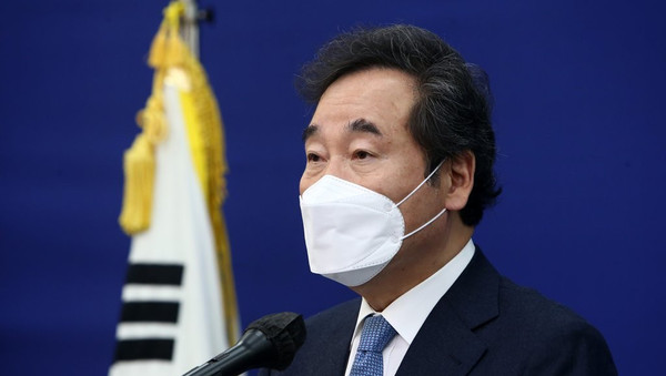 더불어민주당의 불통과 폭주가 2004년 열린우리당의 실패의 전철을 밟는 것이라는 지적이 일각에서 제기되고 있다. 더불어민주당 이낙연 대표가 13일 국회에서 취임 100일을 맞아 기자회견을 하고 있다. /연합뉴스