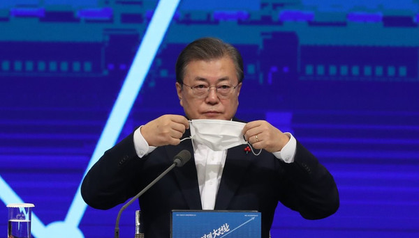 검찰총장 징계안 재가와 관련한 문 대통령의 짧은 입장 발표에 대해 진보진영 언론에서조차 '이것만으론 부족하다'는 지적이 나왔다. 문재인 대통령이 17일 서울 중구 대한상공회의소에서 열린 '2021년 경제정책방향 보고' 확대 국민경제자문회의에서 발언을 마친 뒤 마스크를 쓰고 있다. /연합뉴스