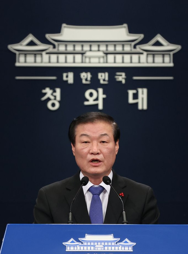 정만호 청와대 국민소통수석이 16일 오후 청와대에서 윤석열 검찰총장의 징계안에 대한 문재인 대통령의 재가와 관련해 브리핑하고 있다. 윤 총장의 징계안 재가에 대해 문 대통령은 4문장의 짧은 입장만을 밝혔다. /연합뉴스