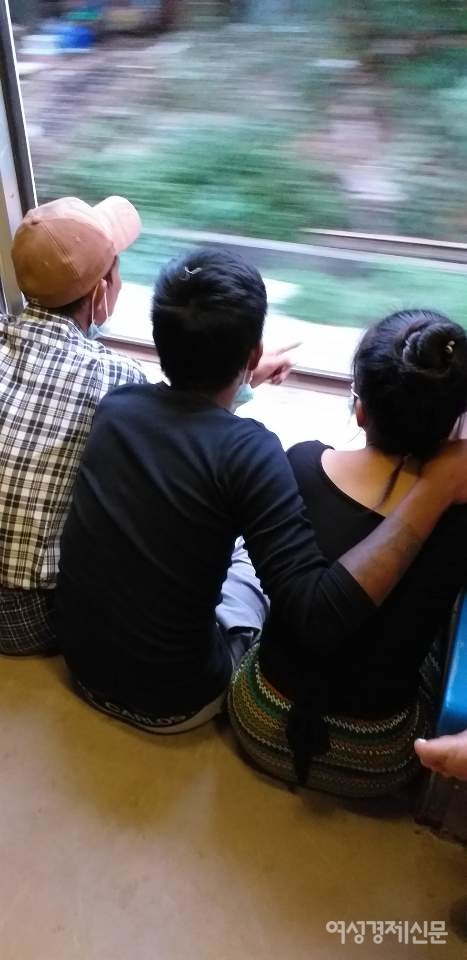 양곤 순환열차 안 풍경. 일용직 노동자, 상인, 학생, 젊은 연인 등이 눈에 띈다. 양곤 외곽 38개 역을 돌아온다. 3시간 정도 걸린다. 양곤에 오는 여행객들이 한번쯤 타보는 코스다. /사진=정선교