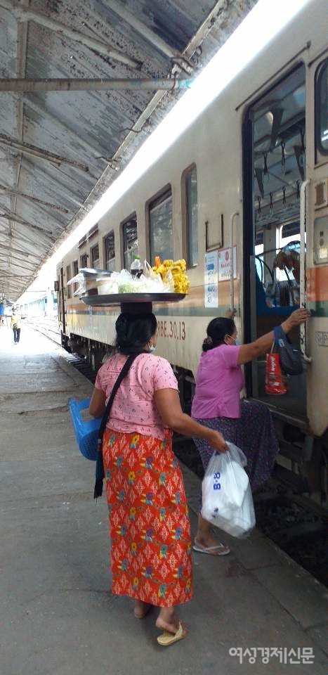 플랫폼에 있는 매표소. 요금은 100짯. 한화 80원 정도. 순환열차 노선도. 역 주변의 노점상들도 기차로 퇴근하고 있다.