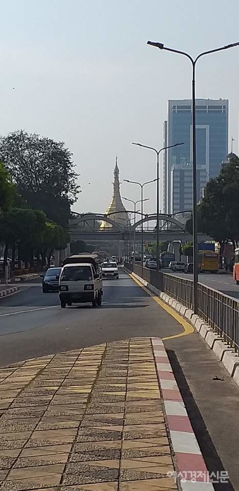 중앙역 역사 뒤편으로 양곤의 주요건물이 몰려 있다. 영화, 드라마 프로덕션이 몰려 있는 36길 골목. 길거리 고서점. 5성급 호텔 샹글리라. 빌딩마다 관리인들이 입구에서 코로나 검사를 한다. 도로 멀리 술레 파야가 보인다. 옛 영국인들은 이 탑을 기준으로 양곤의 거리를 계산하도록 했다.