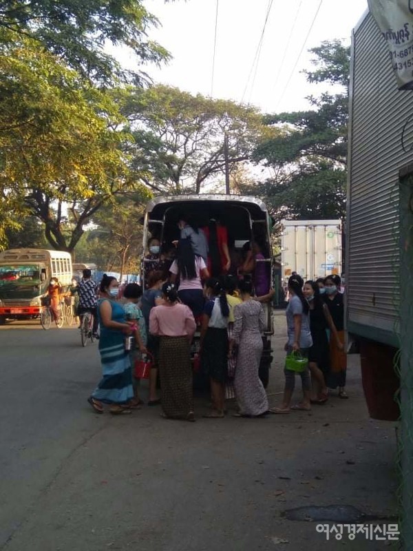 한국계 봉제공장이 몰려 있는 훌라잉따야의 새벽 풍경. 출근하는 사람들로 인산인해를 이룬다. 인근 각지에서 트럭과 버스를 타고 온다. 점심 때 먹을 도시락을 파는 곳도 있다.