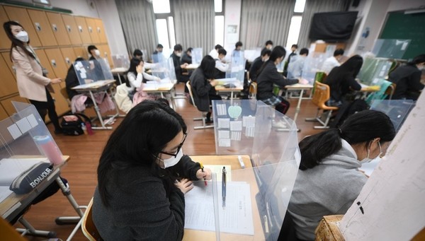 학생부 종합전형 평가요소 중 하나인 학업역량은 내신성적 외의 요소를 고려해 성취도를 판단한다. /연합뉴스
