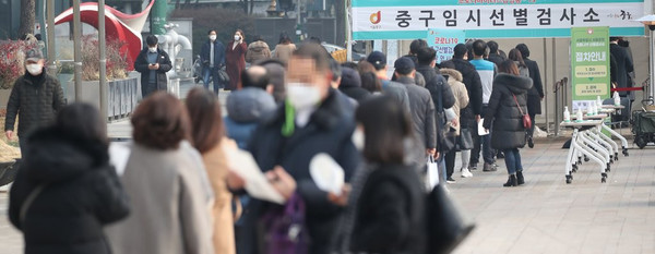 국내 코로나19 신규 확진자 수가 다시 1천명대로 올라선 23일 오후 서울광장에 마련된 임시선별진료소를 찾은 시민들이 검사를 위해 줄지어 서 있다. /연합뉴스