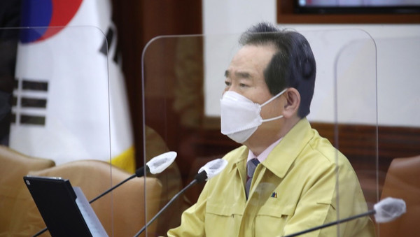 정세균 국무총리가 24일 오전 정부서울청사에서 열린 신종 코로나바이러스 감염증(코로나19) 대응 중앙재난안전대책본부(중대본) 회의를 주재하고 있다. 정 총리는 이날 회의에서 얀센과 화이자 백신 1600만명분 구입 계약을 체결했다고 발표했다. /연합뉴스