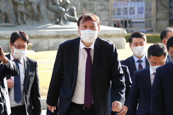 법무부의 2개월 정직 징계에 대해 윤석열 검찰총장이 법원에 낸 징계취소소송을 법원이 인용하면서 윤 총장은 8일만에 다시 업무에 복귀하게 됐다. 사진은 8개월 만에 전국 검찰청 순회 간담회를 재개한 윤 총장이 10월 29일 오후 대전 지역 검사들과의 간담회를 위해 대전지방검찰청 청사에 도착하는 모습. /연합뉴스