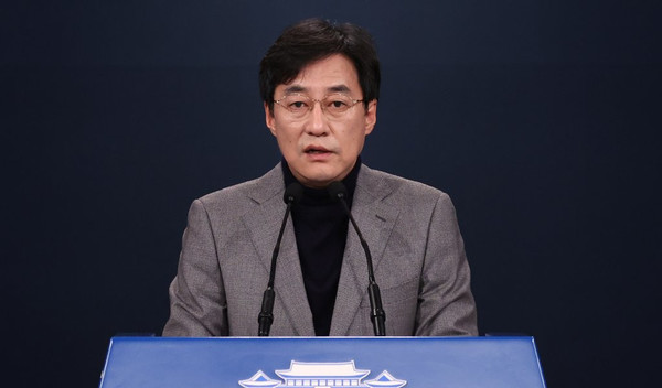 재판부가 윤석열 검찰총장이 제기한 징계처분 효력 집행정지를 인용하자 문재인 대통령은 대국민 사과를 발표하는 등 추-윤 갈등의 진화에 나서는 모습을 보였다. 강민석 청와대 대변인이 25일 오후 청와대 춘추관 대브리핑룸에서 윤석열 검찰총장 직무 복귀 관련 브리핑을 하고 있다. /연합뉴스