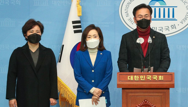 재판부가 윤석열 검찰총장의 손을 들어주자 여권에서는 검찰에 머물렀던 전선을 법원으로 확대하는 모습을 보여주고 있다. 이에 반해 야권은 재판부의 판결을 환영하며 이를 비난하는 여권을 향해 "권력 중독이 선을 넘었다"라고 비난했다. 사진은 국회 법제사법위원회 소속 국민의힘 유상범(오른쪽부터), 전주혜, 조수진 의원이 25일 국회 소통관에서 윤석열 검찰총장의 사법부 판결에 대한 입장을 밝히고 있는 모습. /연합뉴스