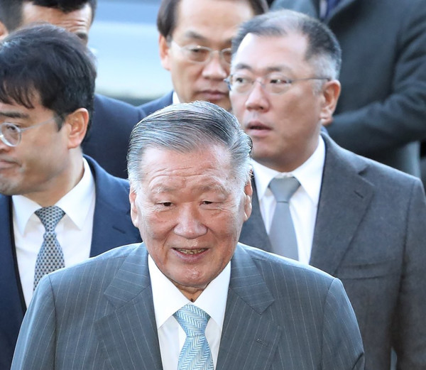 삼성동 105층 빌딩 설계변경설과 관련, 상명하복의 조직문화로 성장신화를 창조해온 현대가의 후계자인 정의선 회장으로선 부친 정몽구 전 회장의 숙원을 저버리기 어려울 것이란 분석도 나온다. 사진은 2016년 12월 6일 당시 정몽구 현대자동차그룹 회장(앞)이 6일 오전 '최순실 국정농단 게이트' 진상규명을 위한 국정조사 특위 청문회에 참석하기 위해 서울 여의도 국회에 도착한 뒤 정의선 당시 부회장(뒷줄 오른쪽)과 입장하는 모습. /연합뉴스