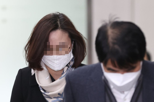 자녀 입시비리와 사모펀드 투자 의혹 등 혐의로 재판에 넘겨진 정경심 동양대 교수(왼쪽)가 23일 오후 서울 서초구 서울중앙지법에서 열리는 1심 선고 공판에 출석하고 있다. /연합뉴스