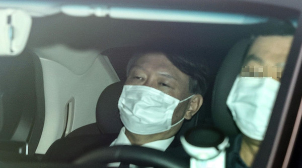 윤석열 검찰총장이 28일 오전 서울 서초구 대검찰청 청사로 출근하고 있다. /연합뉴스