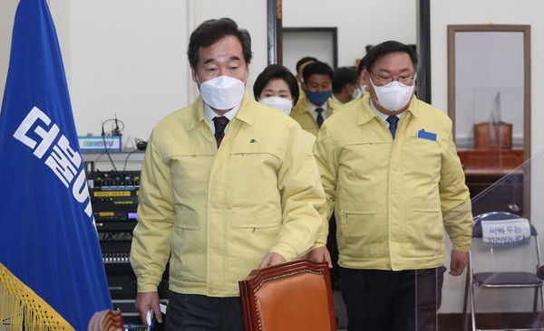 더불어민주당 이낙연 대표와 김태년 원내대표가 23일 오전 서울 여의도 국회에서 열린 최고위원회의에 참석하고 있다. /연합뉴스