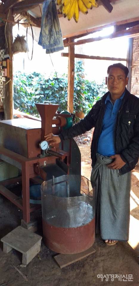 삔우린 시내와 가까운 커피농장에 모닝커피를 마시러 갔다. 관광객들이 원두나 로스팅한 커피를 사는 곳이다. 쉼터에는 나무를 지펴 커피물을 끓인다. 농장 입구에 아웅바세이 농장이라는 간판이 보인다. 여기서는 사시사철 재래식 기계로 직접 수확한 원두를 로스팅한다. 남편이 로스팅 기계를 직접 만들었다고 한다.