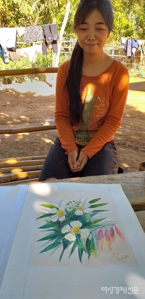 삔우린 숲속 농장에 사는 농장주 가족들 모습. 대학 3학년인 딸 율리아는 농장에서 수채화를 즐겨 그린다. 지금은 인문학을 전공하지만 한국에 가서 그림공부를 하고 싶어 한국어를 배우고 있다.