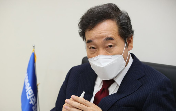 더불어민주당 이낙연 대표의 이명박 박근혜 두 전직 대통령의 사면 건의 발언을 놓고 정국이 끓어오르고 있다. 사진은 1월 1일 국회 당대표실에서 연합뉴스와 2021년 신축년 새해를 맞아 인터뷰하고 있는 이낙연 대표. /연합뉴스