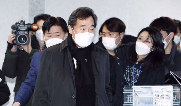 더불어민주당 이낙연 대표가 3일 국회 의원회관 자신의 사무실에서 이명박ㆍ박근혜 전 대통령의 사면과 관련한 비공개 최고위원회의를 마치고 사무실을 나서고 있다. /연합뉴스