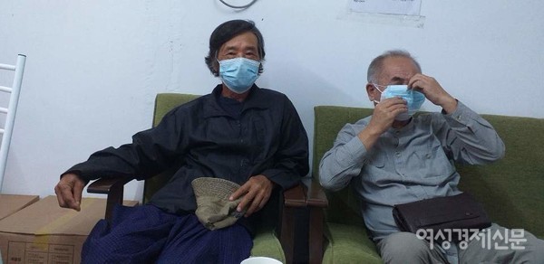 (위)양곤 국제공항에서 떠나는 한국행 특별기 모습. 일주일에 3번 운항한다. (아래)두 한국인은 새해를 맞았지만 오랜 오버스테이를 해결하지 못해 비참한 하루하루를 보내고 있다. 왼쪽은 송 씨, 오른쪽은 임 씨. /사진=정선교